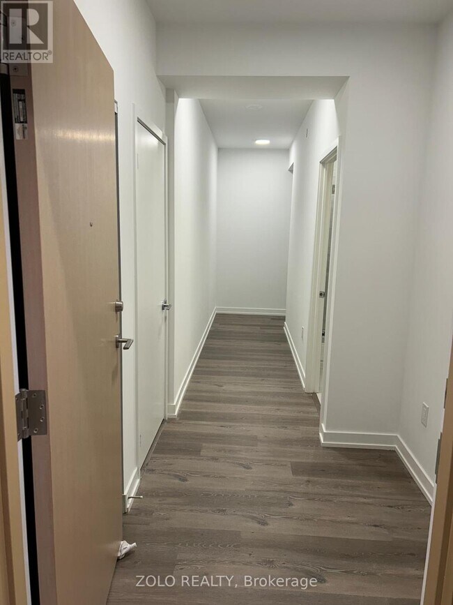 395 Square One Dr in Mississauga, ON - Building Photo - Building Photo