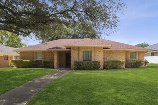 306 Cardinal Creek Dr in Duncanville, TX - Building Photo