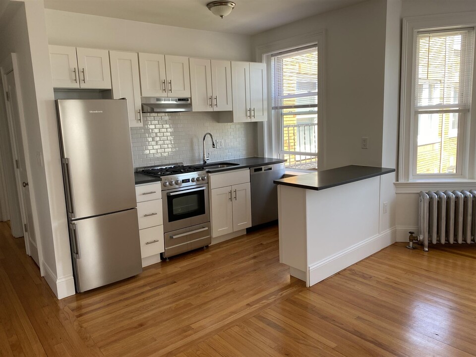 172 Maple St, Unit 305 in Malden, MA - Building Photo