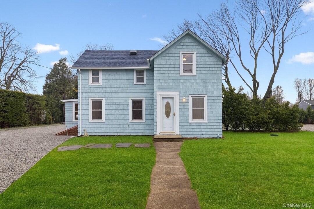 17425 County Rd 48 in Cutchogue, NY - Building Photo