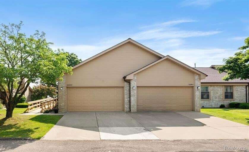 2343 Heritage Pointe Dr, Unit 29 in Sterling Heights, MI - Foto de edificio