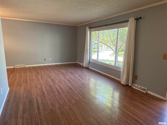 2325 Queens Ct in Bettendorf, IA - Building Photo - Building Photo