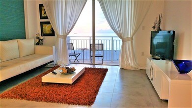 345 Ocean Dr, Unit 616 in Miami Beach, FL - Building Photo - Building Photo