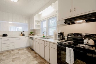 1900 Holland St in West Columbia, SC - Building Photo - Building Photo