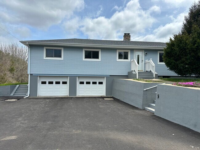 52 Arcadia Rd in Hope Valley, RI - Building Photo - Building Photo