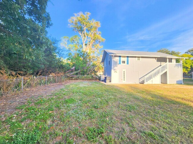 2565 Third St in Ft. Myers, FL - Foto de edificio - Building Photo