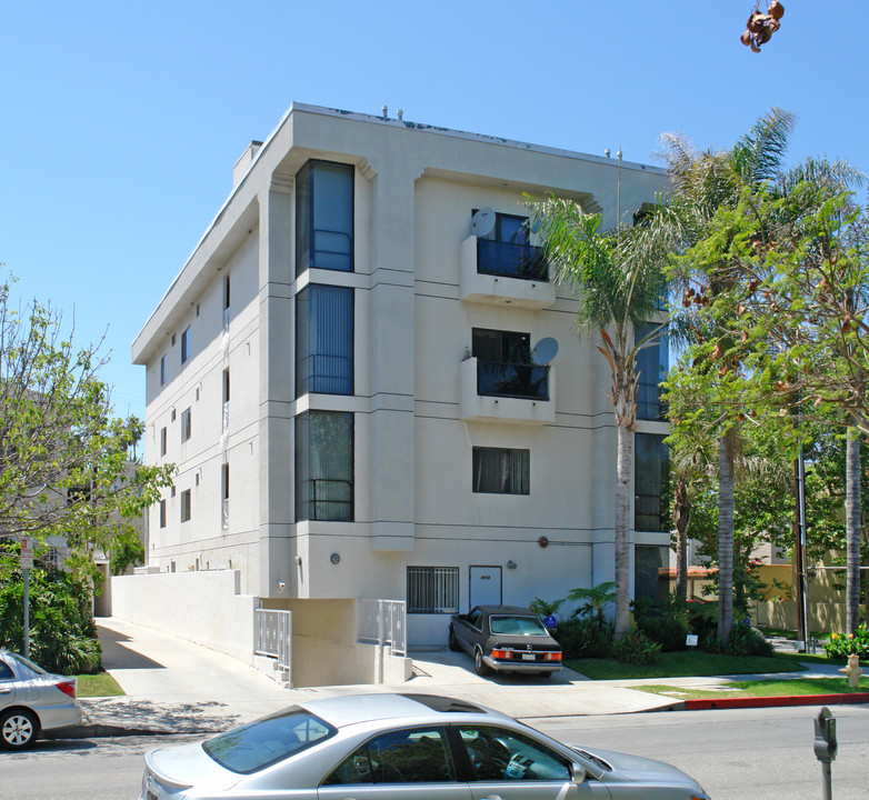 8558 Chalmers Dr in Los Angeles, CA - Foto de edificio