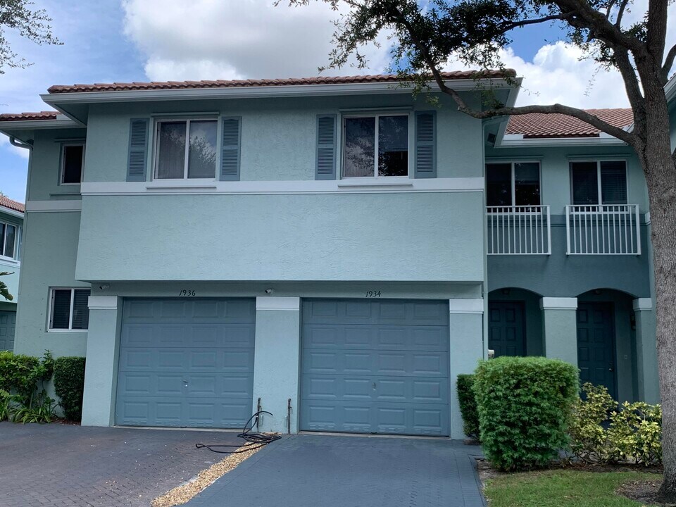 1934 Gardenia Ct in Riviera Beach, FL - Building Photo