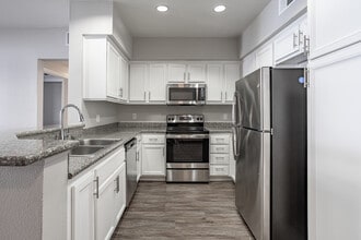 TERRAZA DEL SOL in Rancho Cucamonga, CA - Foto de edificio - Interior Photo