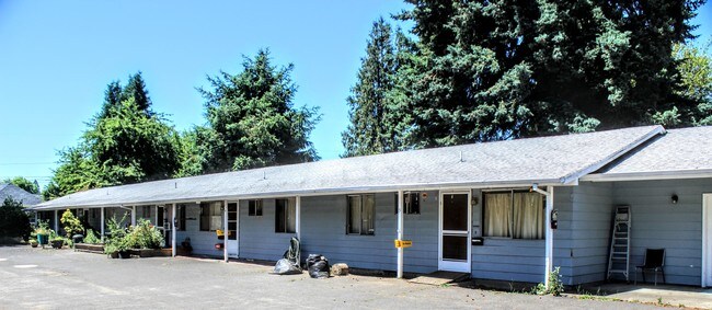 Garden Court Apartments in Hillsboro, OR - Building Photo - Building Photo