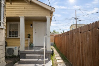 1625 1/2 W 55th St, Unit 1625 1-2 in Los Angeles, CA - Building Photo - Building Photo