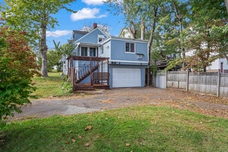518 Quaker Ln S in West Hartford, CT - Building Photo - Building Photo