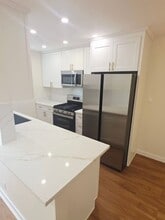 561 E Orange Grove Ave, Unit D in Burbank, CA - Building Photo - Building Photo