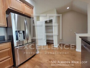 590 Almaden Walk Loop in San Jose, CA - Building Photo - Building Photo