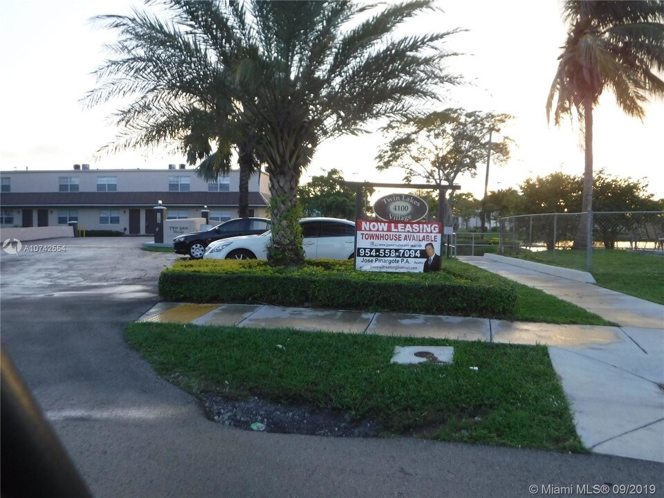 4100 NW 16th Ave-Unit -20 in Oakland Park, FL - Foto de edificio