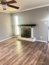 1051 Country Club Dr in Seguin, TX - Foto de edificio - Building Photo