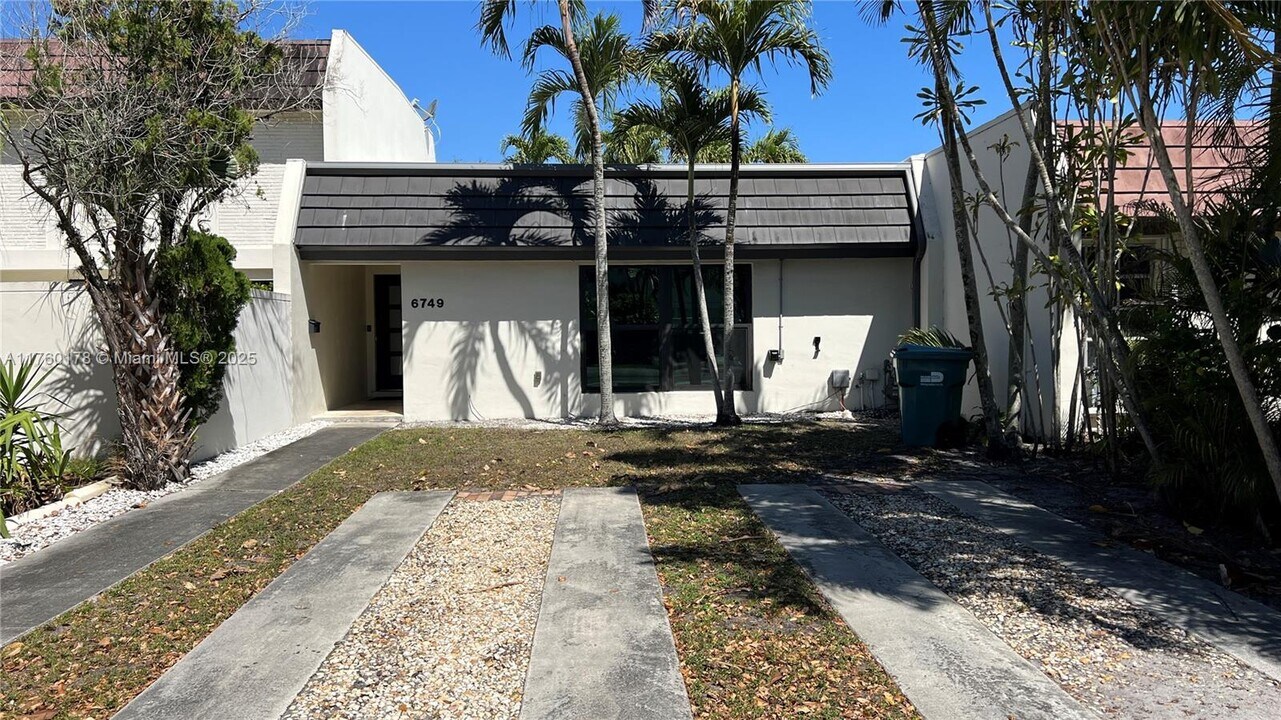 6749 Crooked Palm Ln in Hialeah, FL - Building Photo