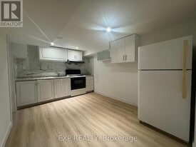 210 Church St in Georgina, ON - Building Photo