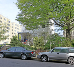 2009 Wyoming Ave NW in Washington, DC - Building Photo - Building Photo