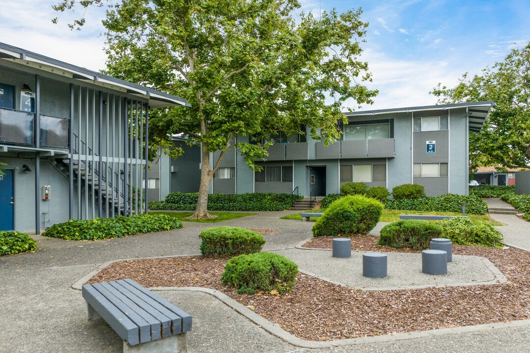 Holiday Gardens Apartments in Vallejo, CA - Building Photo