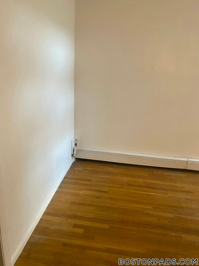 61 S Huntington Ave, Unit 302 in Boston, MA - Foto de edificio - Building Photo