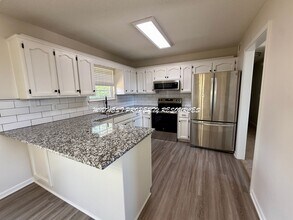 1708 NE Stonewood Dr in Lee's Summit, MO - Building Photo - Building Photo