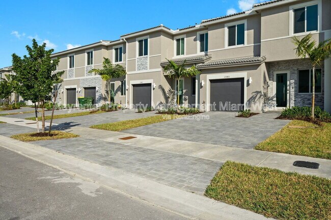 1385 SE 7th Ter in Homestead, FL - Foto de edificio - Building Photo