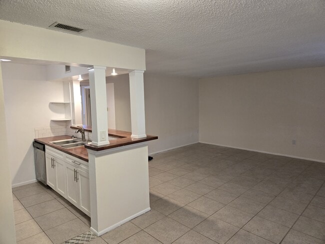 379 79th Ave NE in St. Petersburg, FL - Building Photo - Building Photo