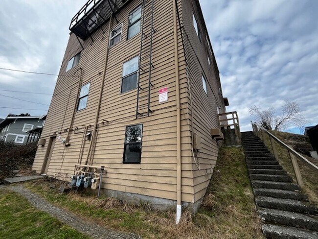 1020 High St, Unit D in Bellingham, WA - Building Photo - Building Photo