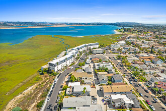 4046 Crown Point Dr in San Diego, CA - Building Photo - Building Photo