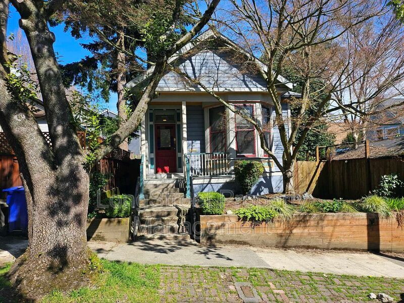 215 S Gaines St in Portland, OR - Building Photo
