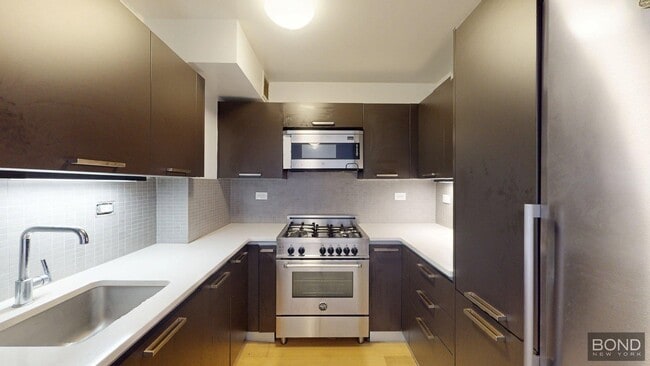 222 E 39th St in New York, NY - Building Photo - Building Photo