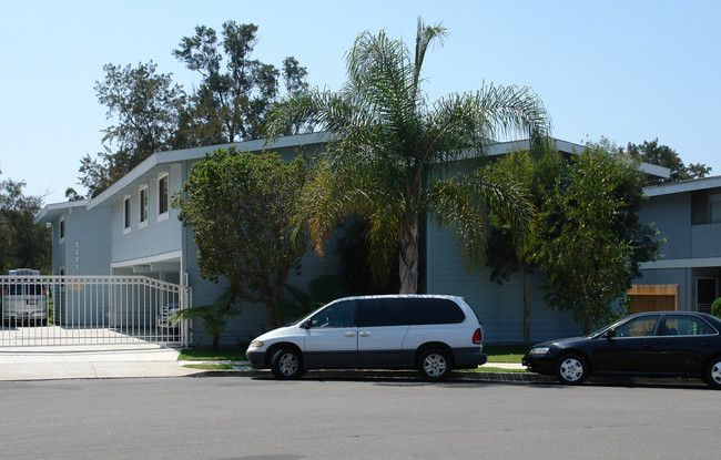 Ferway View Apartments in Huntington Beach, CA - Building Photo - Building Photo