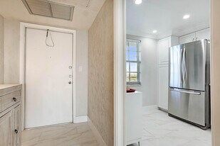 575 Oaks Ln in Pompano Beach, FL - Building Photo