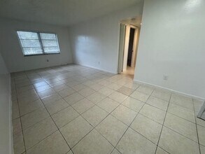 Lakeview Apartments - 5911 SW 41 St in Davie, FL - Building Photo - Building Photo