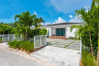 8834 Abbott Ave in Surfside, FL - Foto de edificio - Building Photo