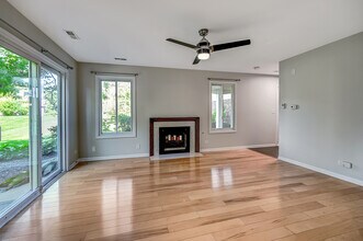 7961 Knottingham Cir in Darien, IL - Building Photo - Building Photo