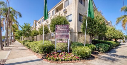 Azalea Garden Apartments in San Diego, CA - Foto de edificio - Building Photo