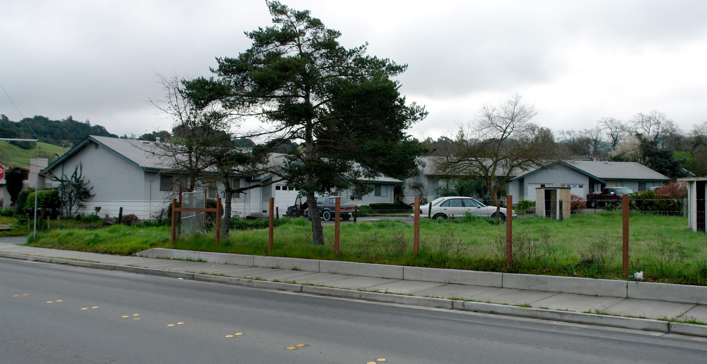 1560 Allan Way in Santa Rosa, CA - Foto de edificio