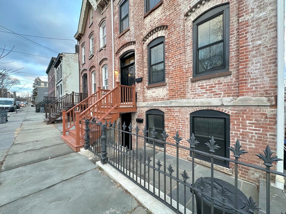 85 Lander St, Unit 1B in Newburgh, NY - Foto de edificio