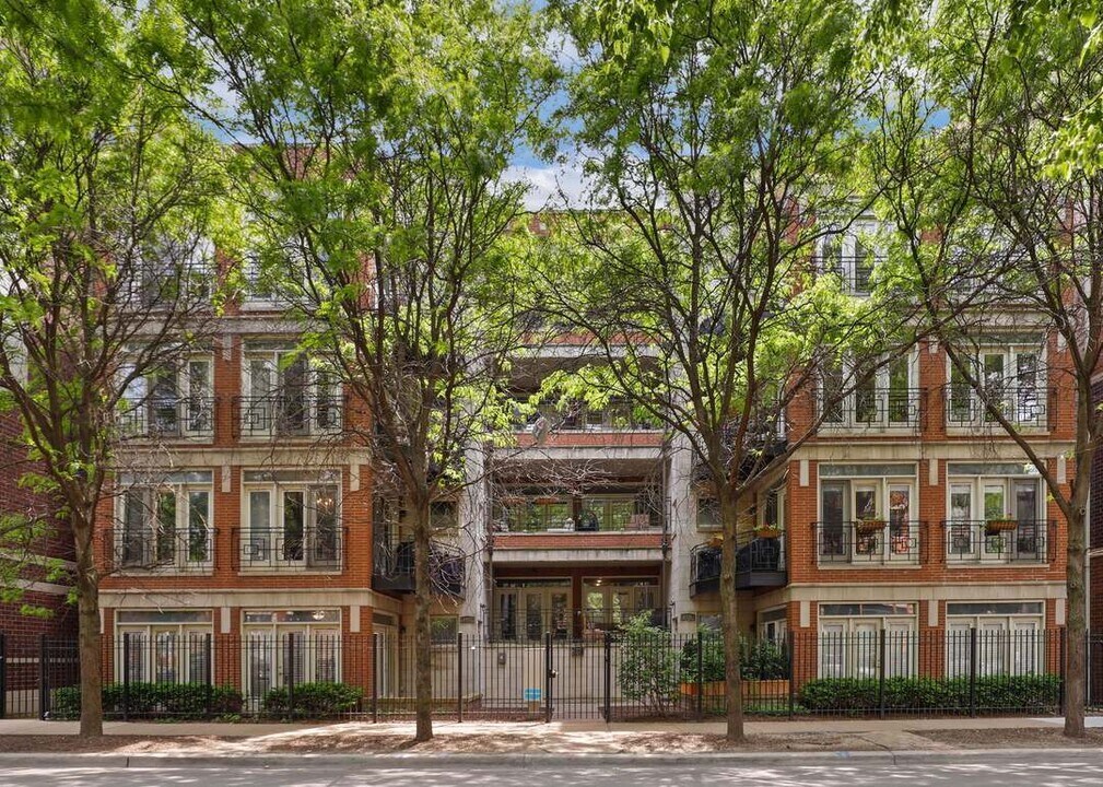 1927 W Diversey Pkwy in Chicago, IL - Building Photo