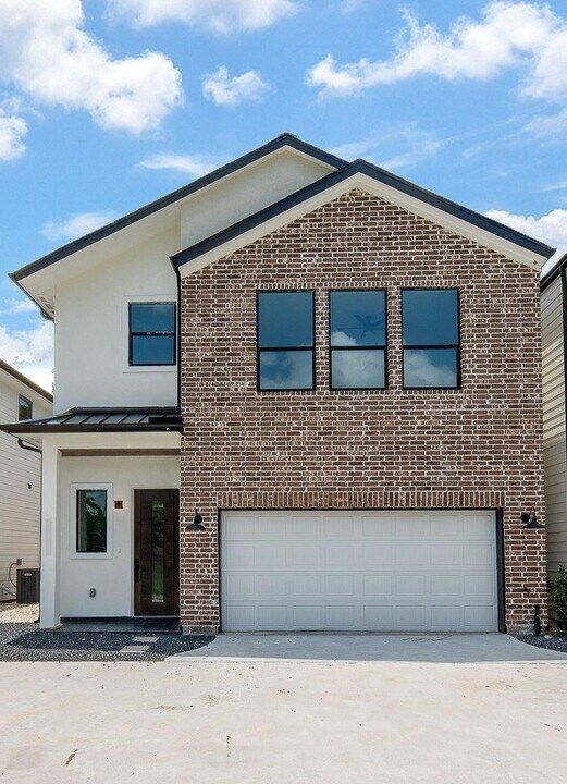 5831 Banks St in Houston, TX - Building Photo