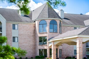 Hummingbird Cove Apartments in Plymouth, MN - Building Photo