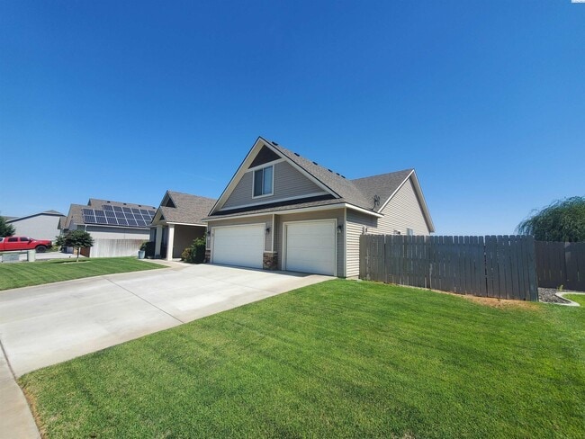 property at 5505 Santa Fe Ln