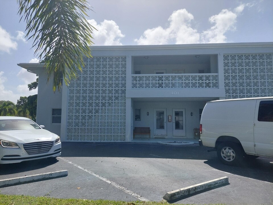 401 Northlake Ct in North Palm Beach, FL - Building Photo