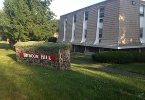 1202 Middle Tpke W, Unit 2c in Manchester, CT - Building Photo
