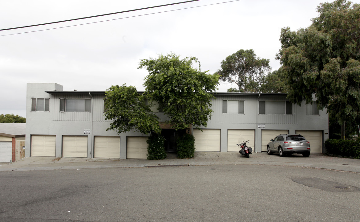 Off Broadway Apartments in Oakland, CA - Building Photo