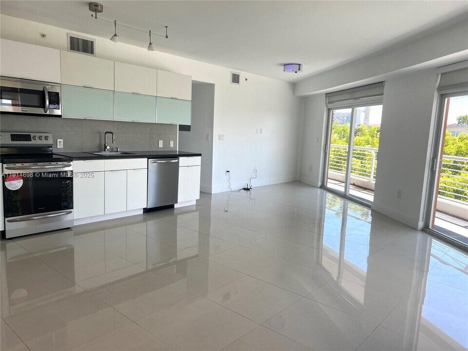 7700 Tatum Waterway Dr in Miami Beach, FL - Building Photo