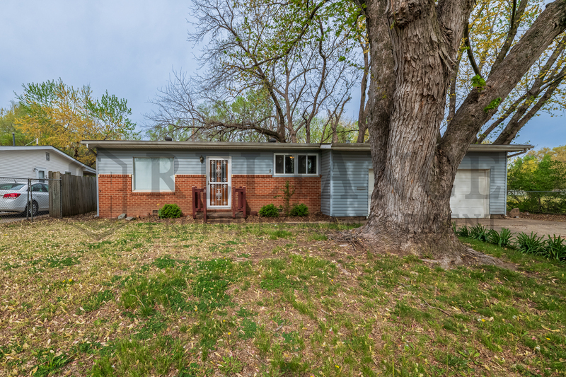 305 S Stewart Dr in Haysville, KS - Building Photo