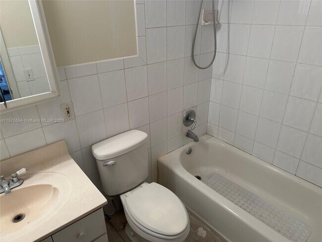 2385 SW 27th St-Unit -2 in Miami, FL - Building Photo - Building Photo